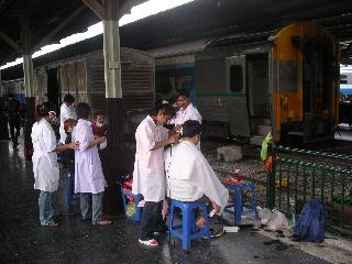 08 Hairdresser at train station